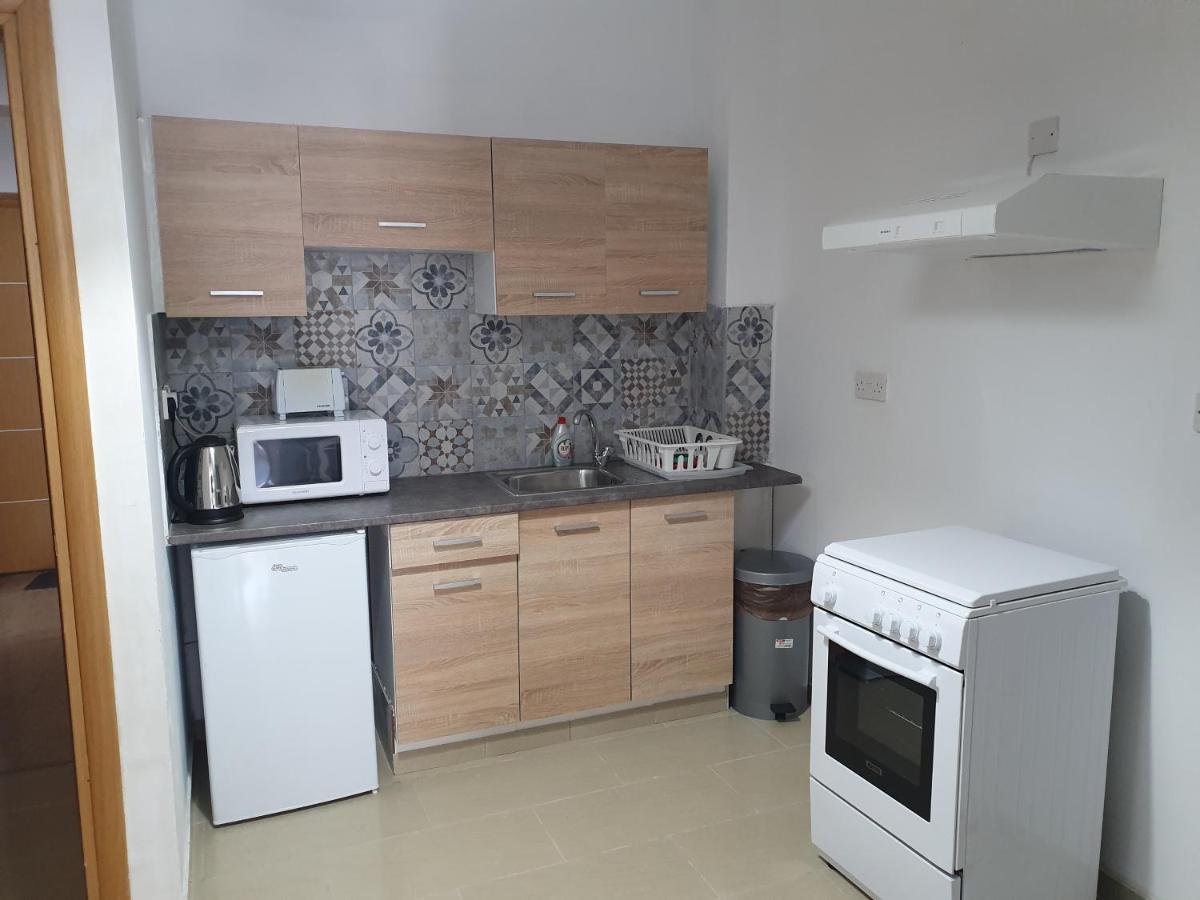 Valentinos Apartments Paphos Bagian luar foto