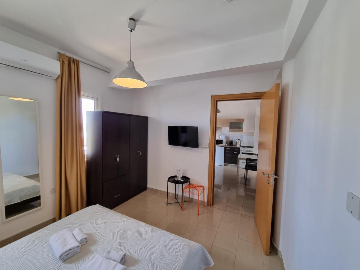 Valentinos Apartments Paphos Bagian luar foto