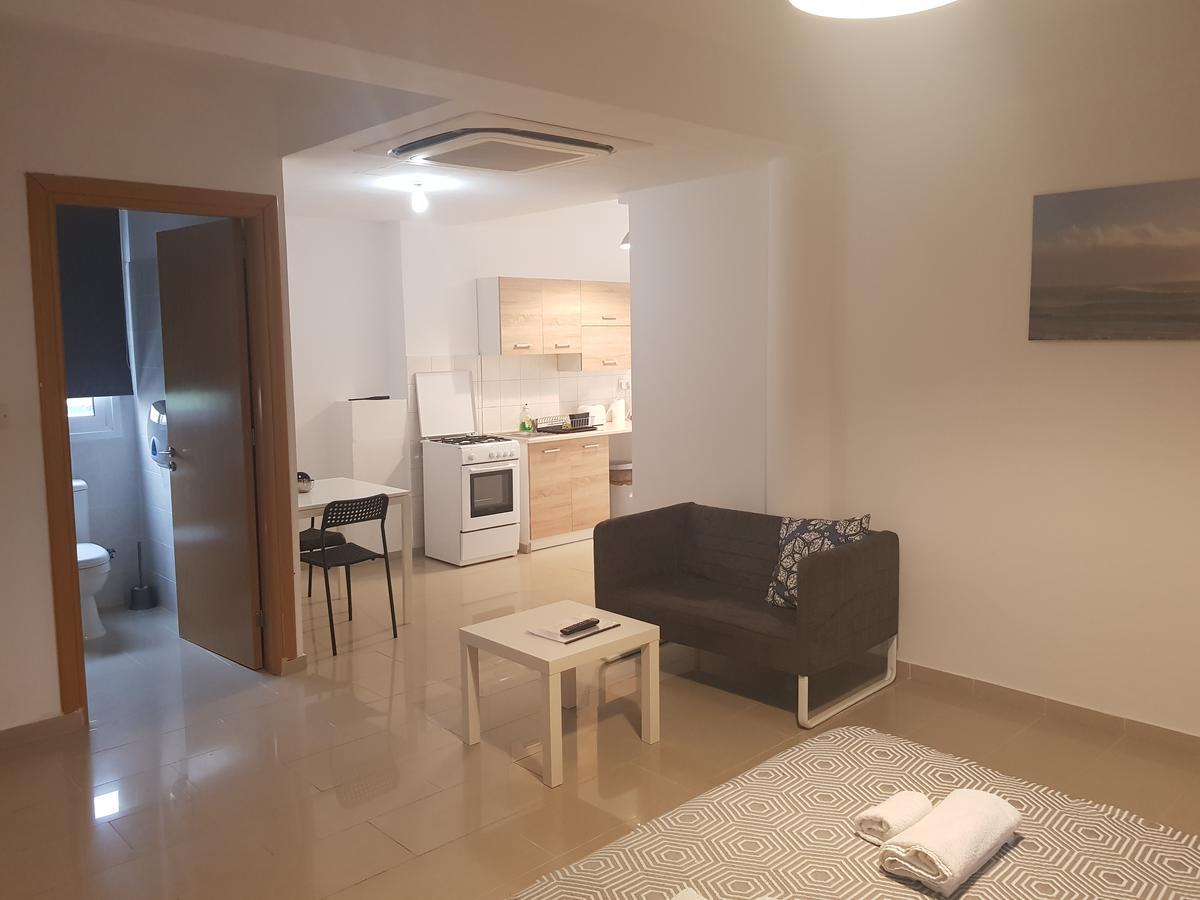 Valentinos Apartments Paphos Bagian luar foto